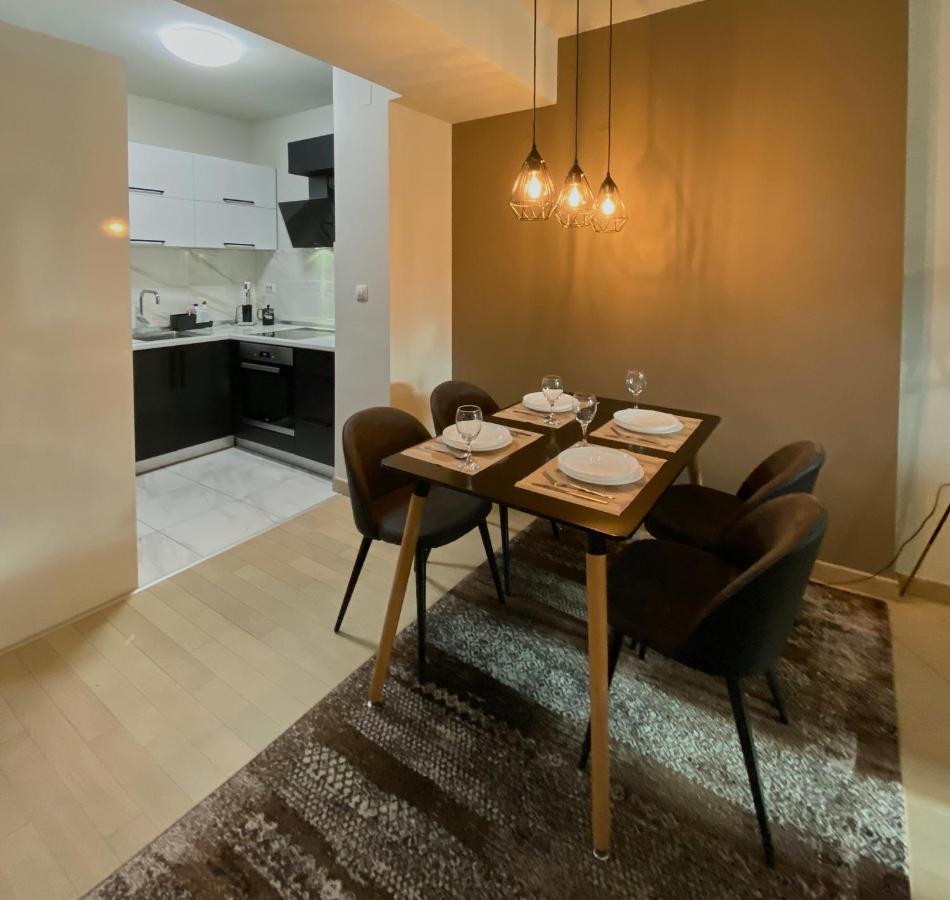 Stylish Apartment, Skopje Centre - Private Parking - Panoramic Views מראה חיצוני תמונה