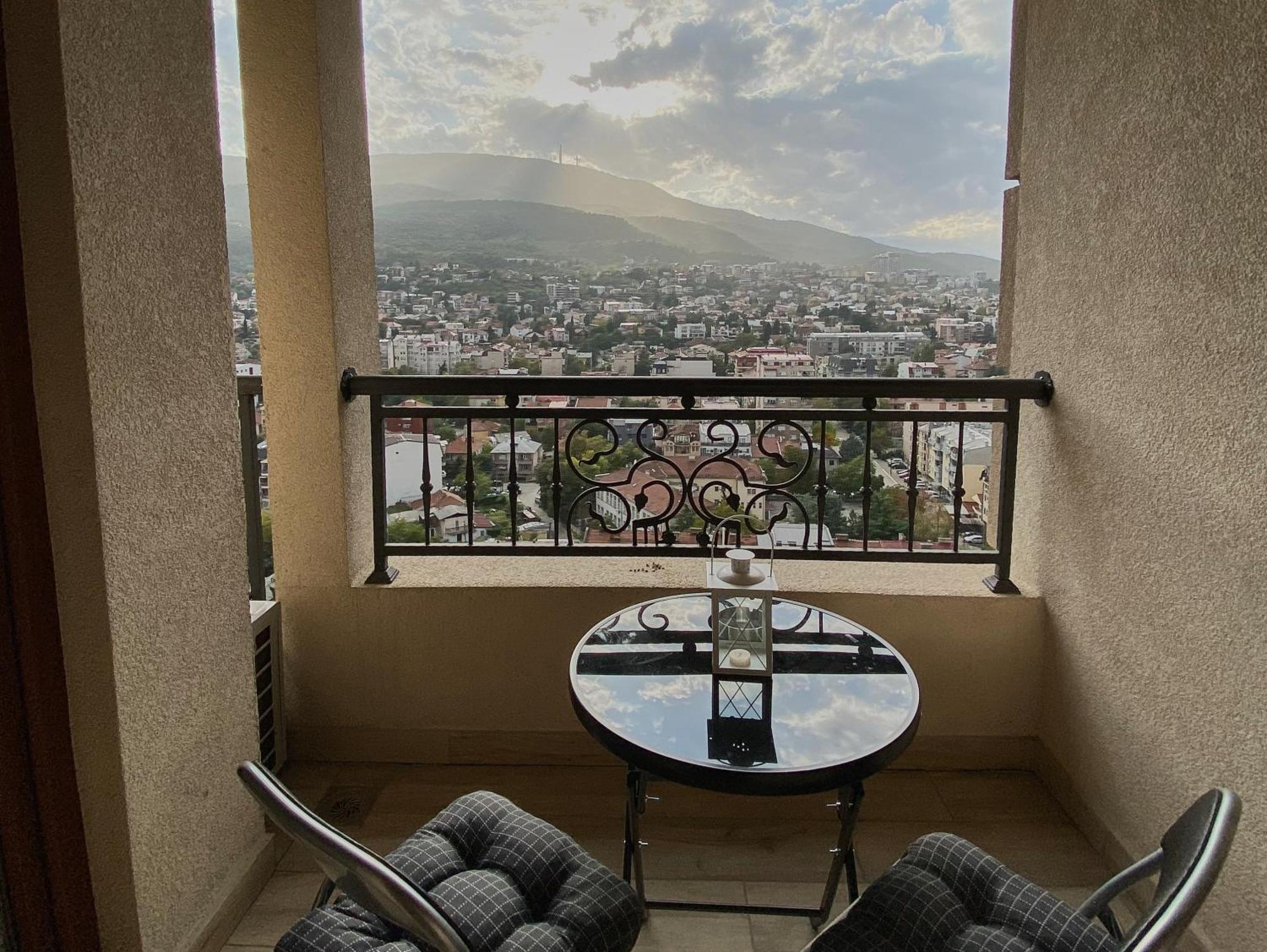 Stylish Apartment, Skopje Centre - Private Parking - Panoramic Views מראה חיצוני תמונה